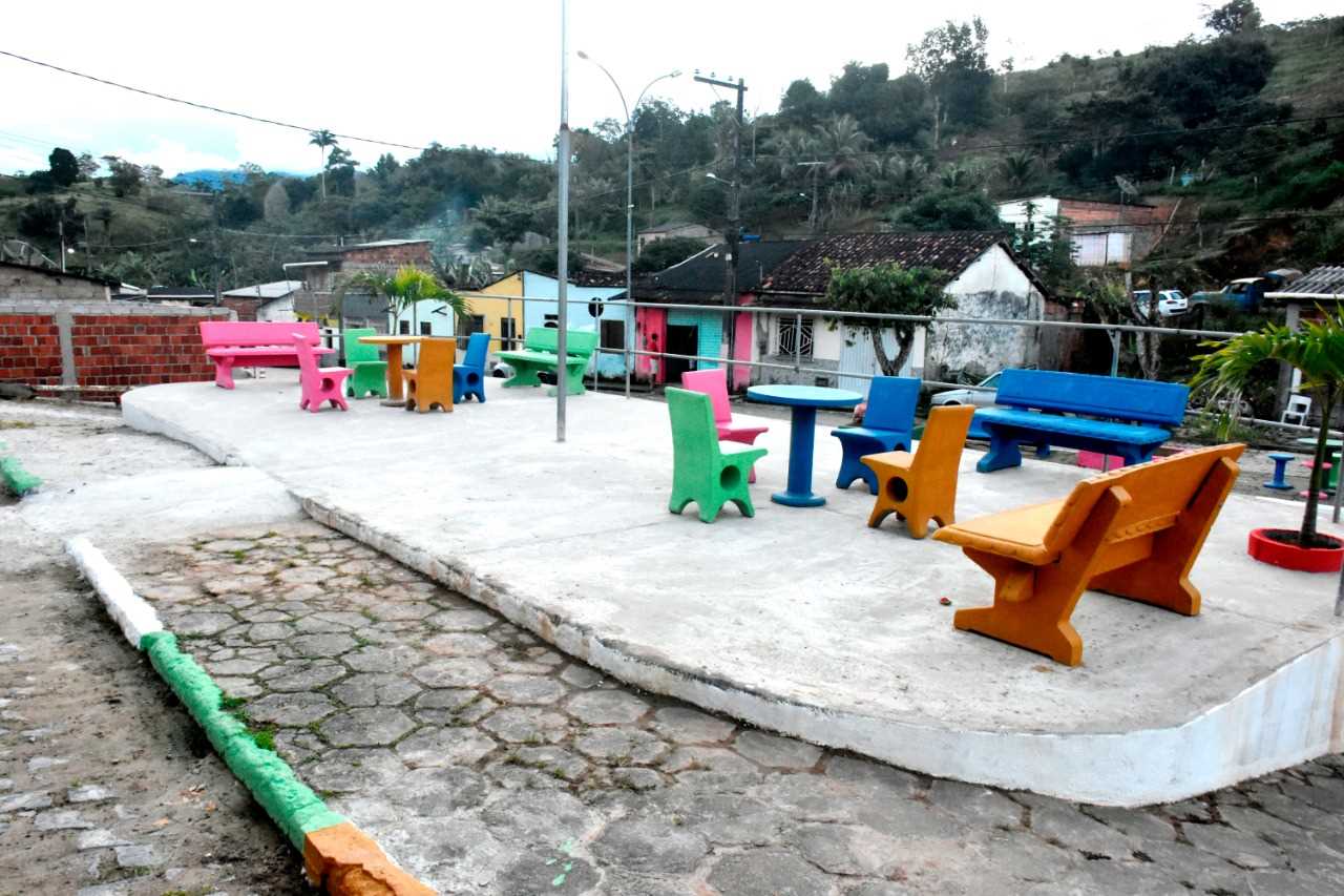 Camacã: Nova praça construída em Leoventura chama atenção dos moradores
